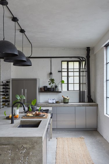 встроенная кухонная раковина и кухонный смеситель со столешницей из литого бетона